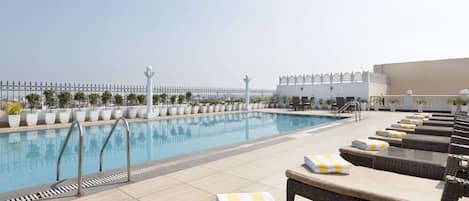 Piscine extérieure, parasols de plage, chaises longues