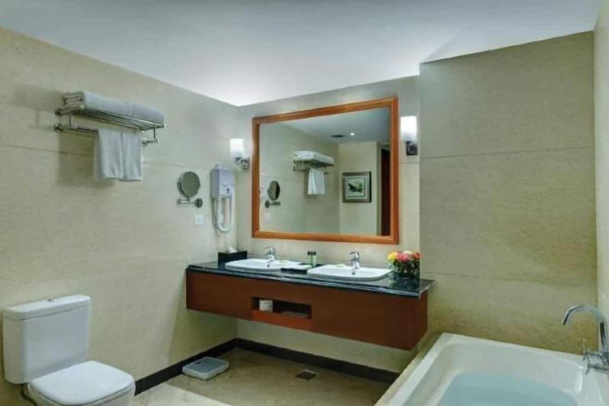 Bathroom | Rainfall showerhead, eco-friendly toiletries, hair dryer, towels