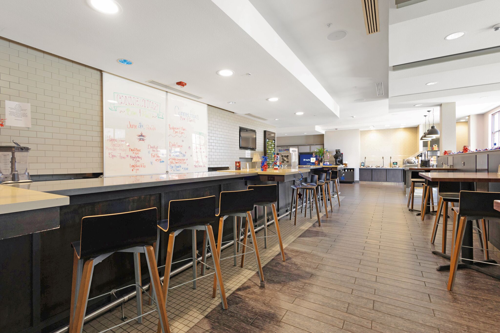 Melayani sarapan dan makan malam 