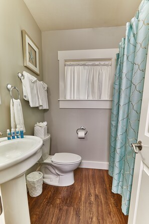 Deluxe Suite, 1 Bedroom, Kitchen, Partial Ocean View (No Pets) | Bathroom