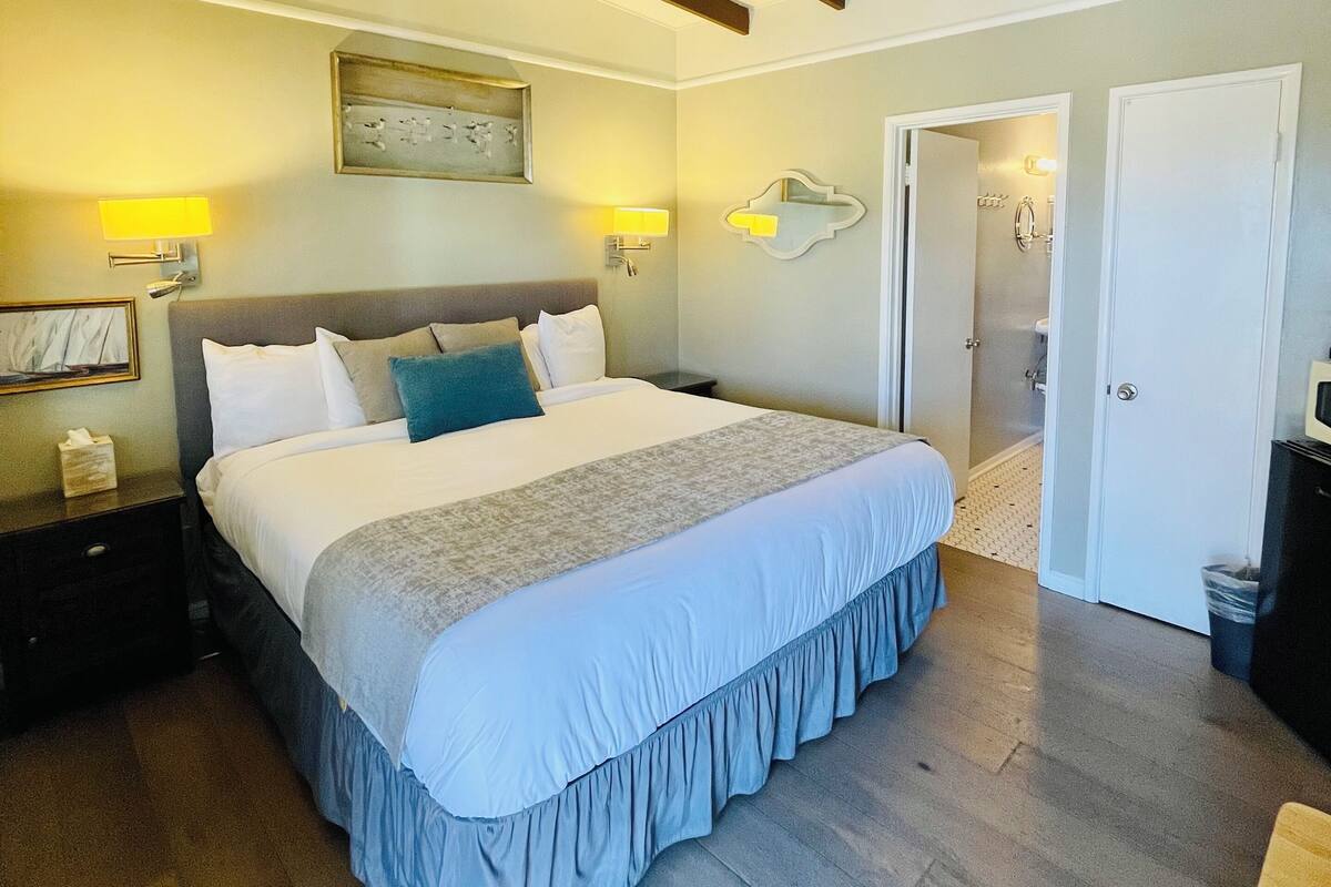 Economy Room, 1 King Bed (Room 10) | Premium bedding, down duvets, iron/ironing board, free WiFi