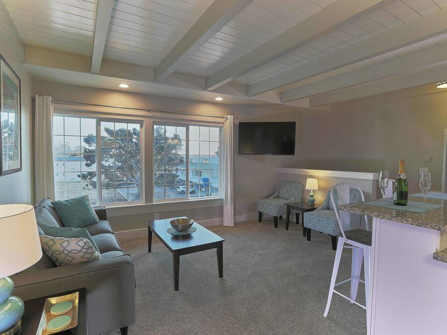 Suíte luxo, 1 quarto, cozinha, vista parcial para o oceano (No Pets) | Roupas de cama premium, edredons de pluma, ferros/tábuas de passar roupa