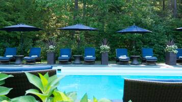 Kolam renang outdoor musiman, dengan payung kolam renang