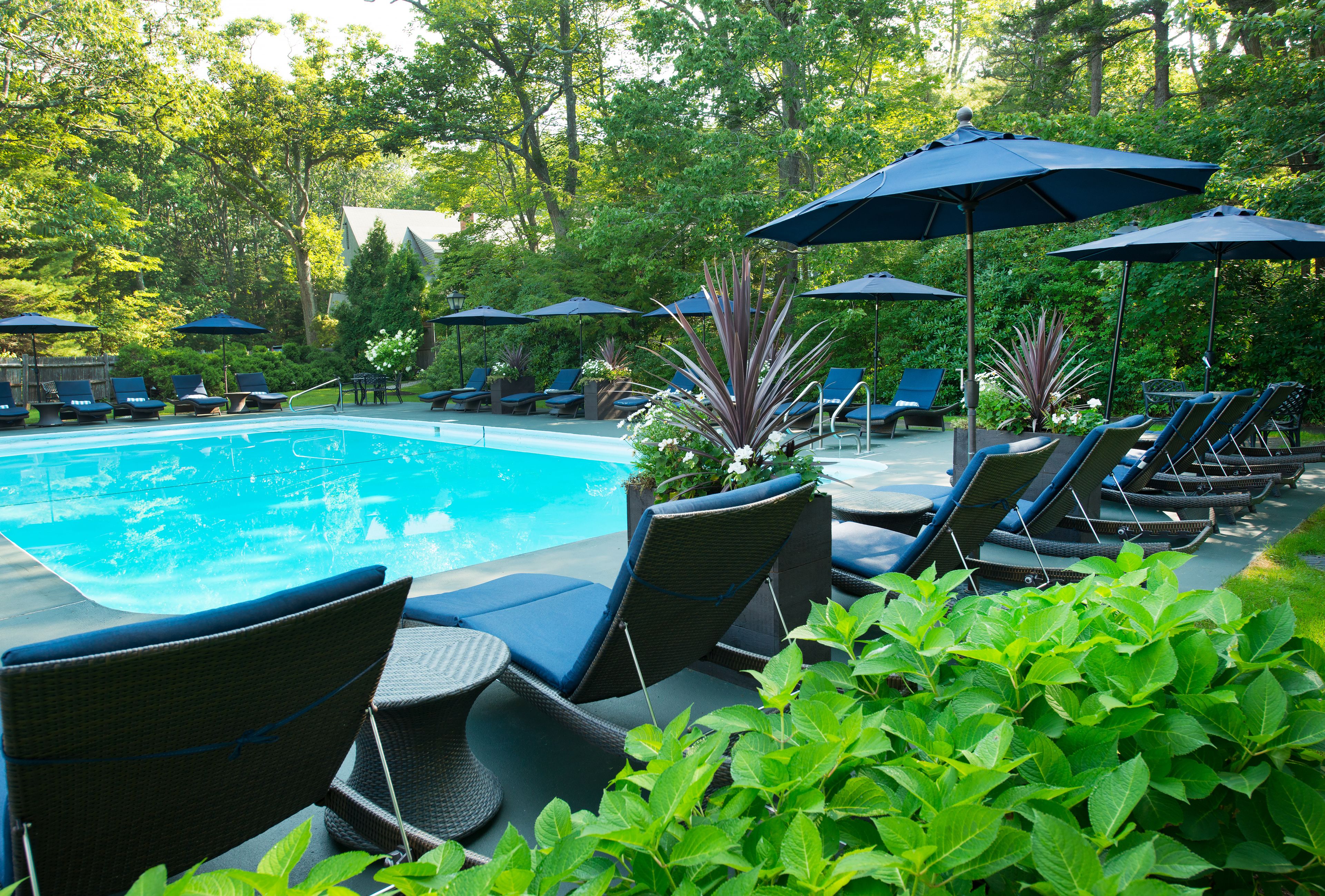 季节性开放的室外游泳池，池畔遮阳伞，日光浴躺椅