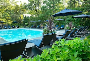 Seasonal outdoor pool, pool umbrellas, pool loungers - Cape Arundel Inn - Club House (Kennebunkport)