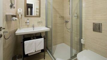 Kamar Deluks | Kamar mandi | Shower, perlengkapan mandi gratis, pengering rambut, dan jubah mandi