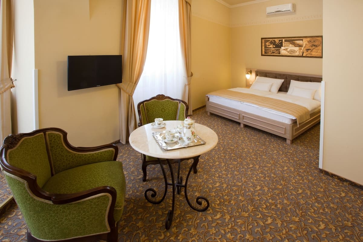 Junior Suite | Minibar, in-room safe, individually decorated, individually furnished