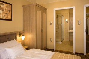 Deluxe Room | Minibar, in-room safe, individually decorated, individually furnished