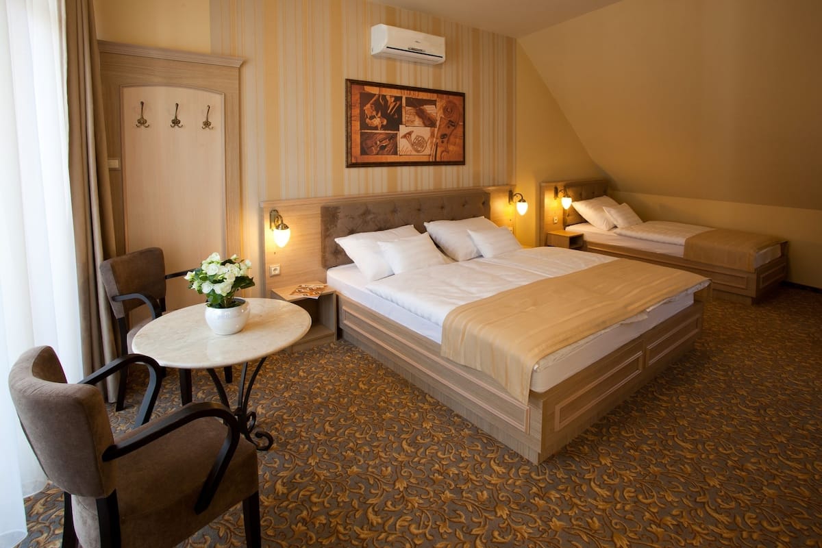 Triple Room | Minibar, in-room safe, individually decorated, individually furnished