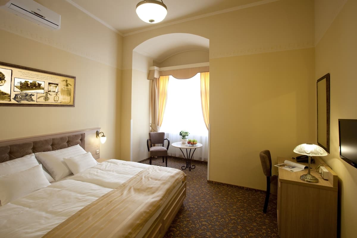 Deluxe Room | Minibar, in-room safe, individually decorated, individually furnished