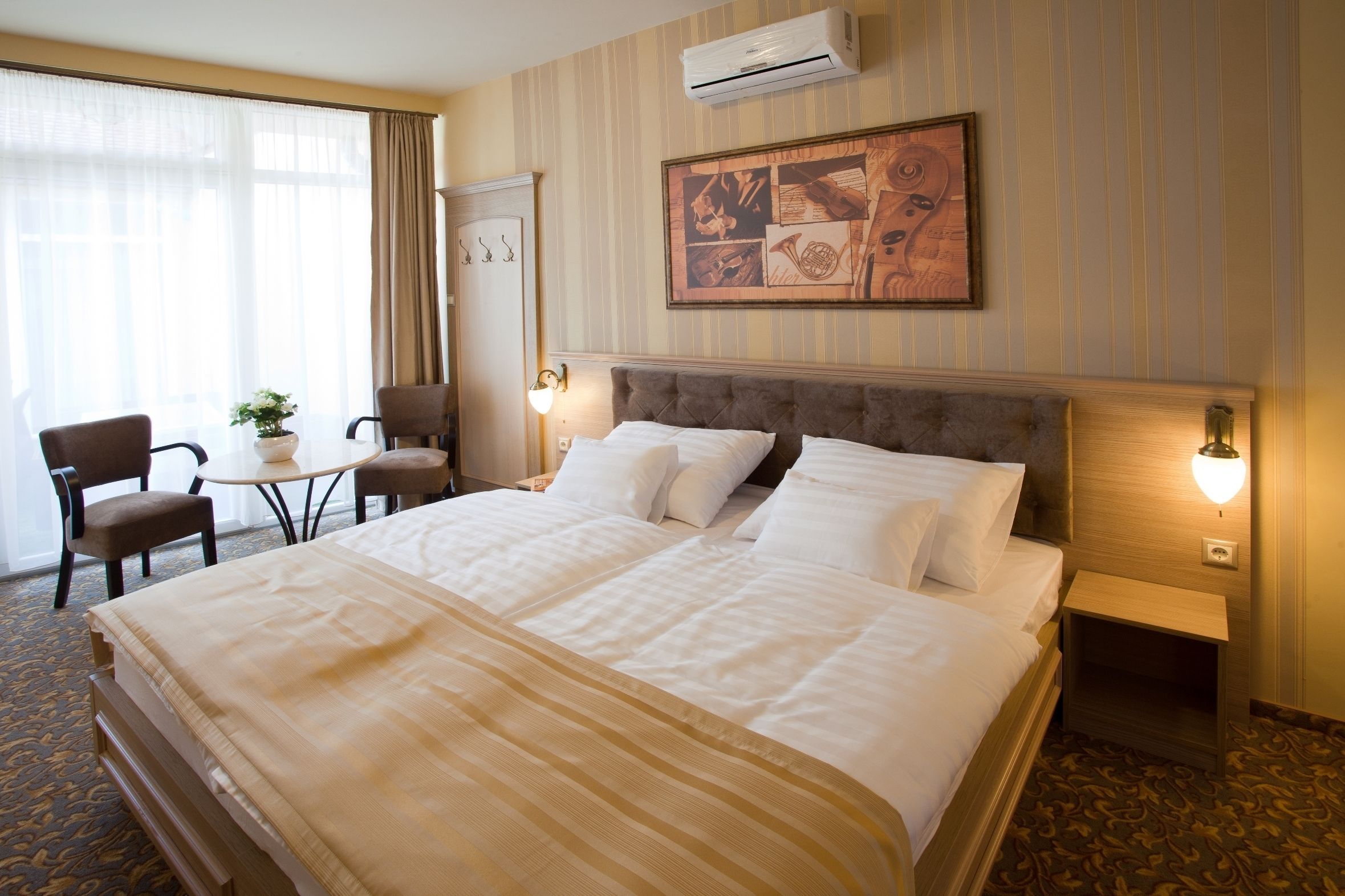 deluxe room | minibar, in-room safe, individually decorated, individually furnished