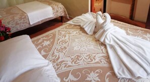 In-room safe, individually decorated, individually furnished, free WiFi - Hotel Mono Azul (Quepos)