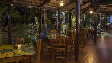 Se sirven desayunos, comidas, cenas y cocina americana