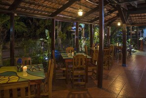 Breakfast, lunch, dinner served; American cuisine - Hotel Mono Azul (Quepos)