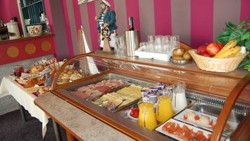 Petit déjeuner buffet (17.50 EUR par personne)