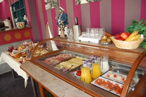 Bữa sáng buffet hàng ngày (17.50 EUR/mỗi người)