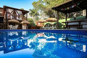 Outdoor pool, pool umbrellas, sun loungers - Pousada Pura Vida (São Sebastião)