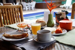 Free daily full breakfast - Pousada Pura Vida (São Sebastião)