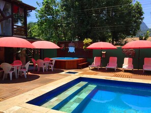 Outdoor pool, pool umbrellas, sun loungers - Pousada Pura Vida (São Sebastião)