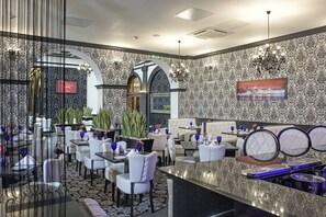 Tägliches Frühstücksbuffet gegen Gebühr