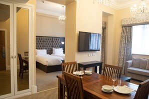 Ropa de cama de alta calidad y caja de seguridad en la habitación 