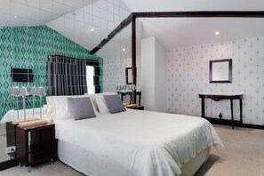 Rom – premium | Safe på rommet, individuelt dekorert, individuelt innredet og skrivebord