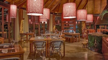 Se sirven desayunos, comidas y cocina local con vista a la alberca