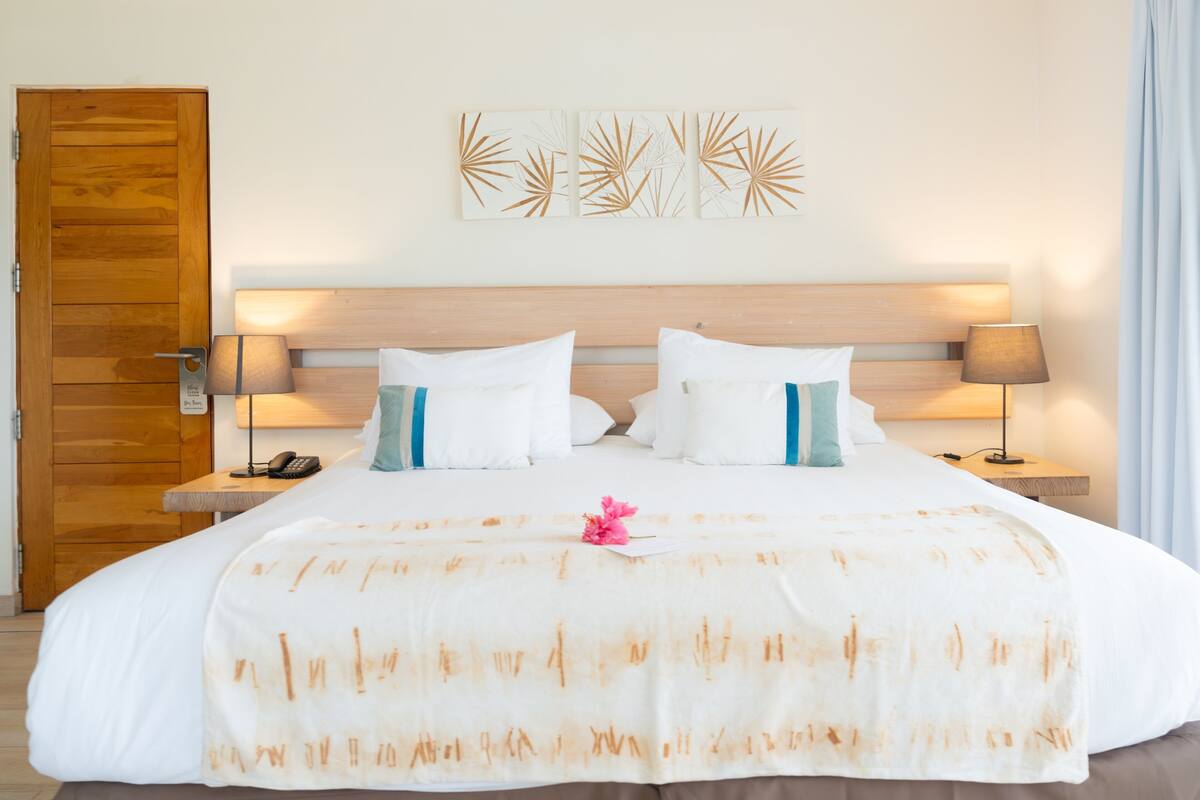 Premium bedding, in-room safe, desk, laptop workspace