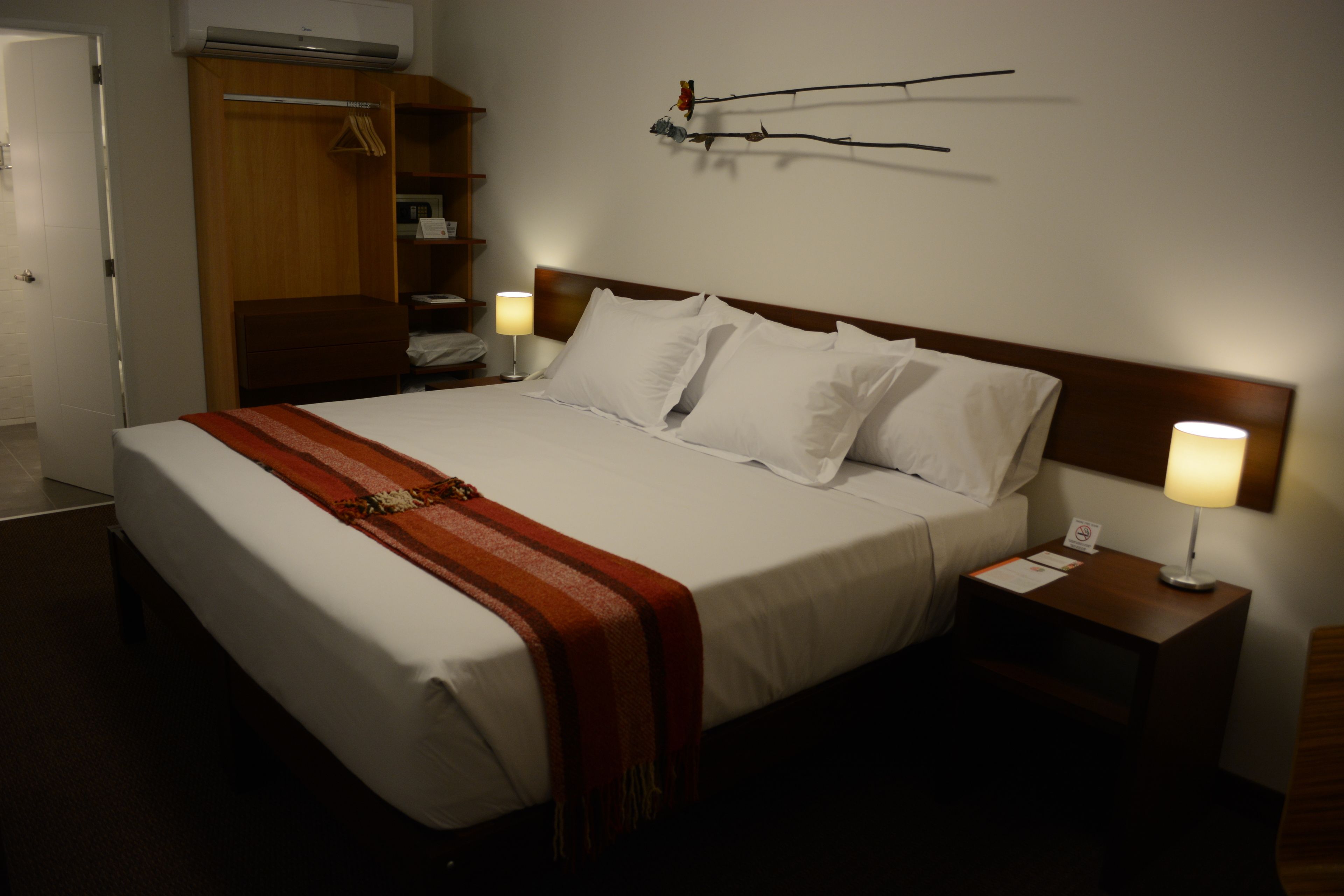 single room | in-room safe, desk, soundproofing, free wifi