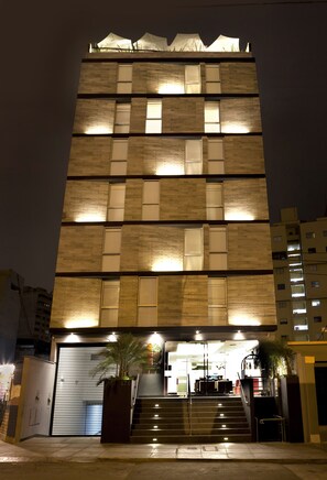 Fassade der Unterkunft – Abend/Nacht