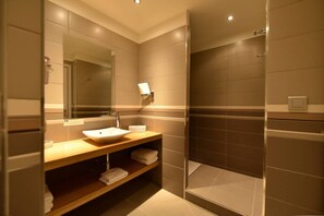 Comfort Double or Twin Room, Terrace, Sea View | Bathroom | Rainfall showerhead, free toiletries, hair dryer, bathrobes - Hotel Residence Abbartello (Olmeto)