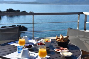 Daily buffet breakfast for a fee