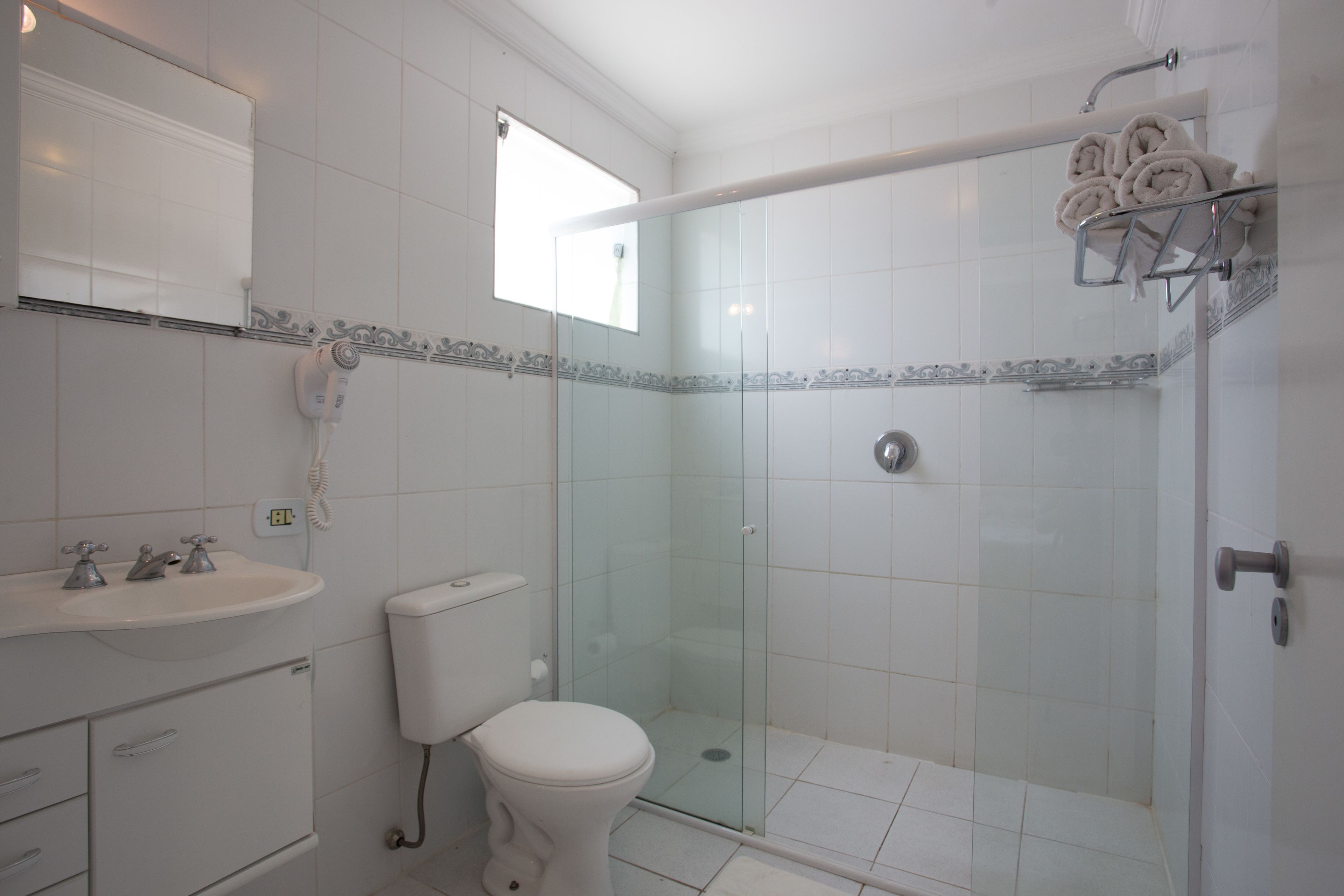 shower, rainfall showerhead, free toiletries, hair dryer