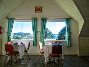 Free daily buffet breakfast  - Hotel Parque das Flores (Campos do Jordão)