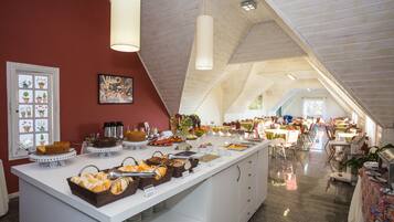 Café da manhã com buffet grátis todos os dias
