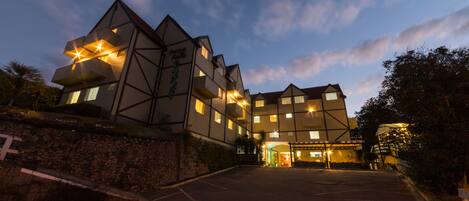 واجهة المنشأة - في المساء/الليل