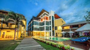 Vista frontal de la propiedad