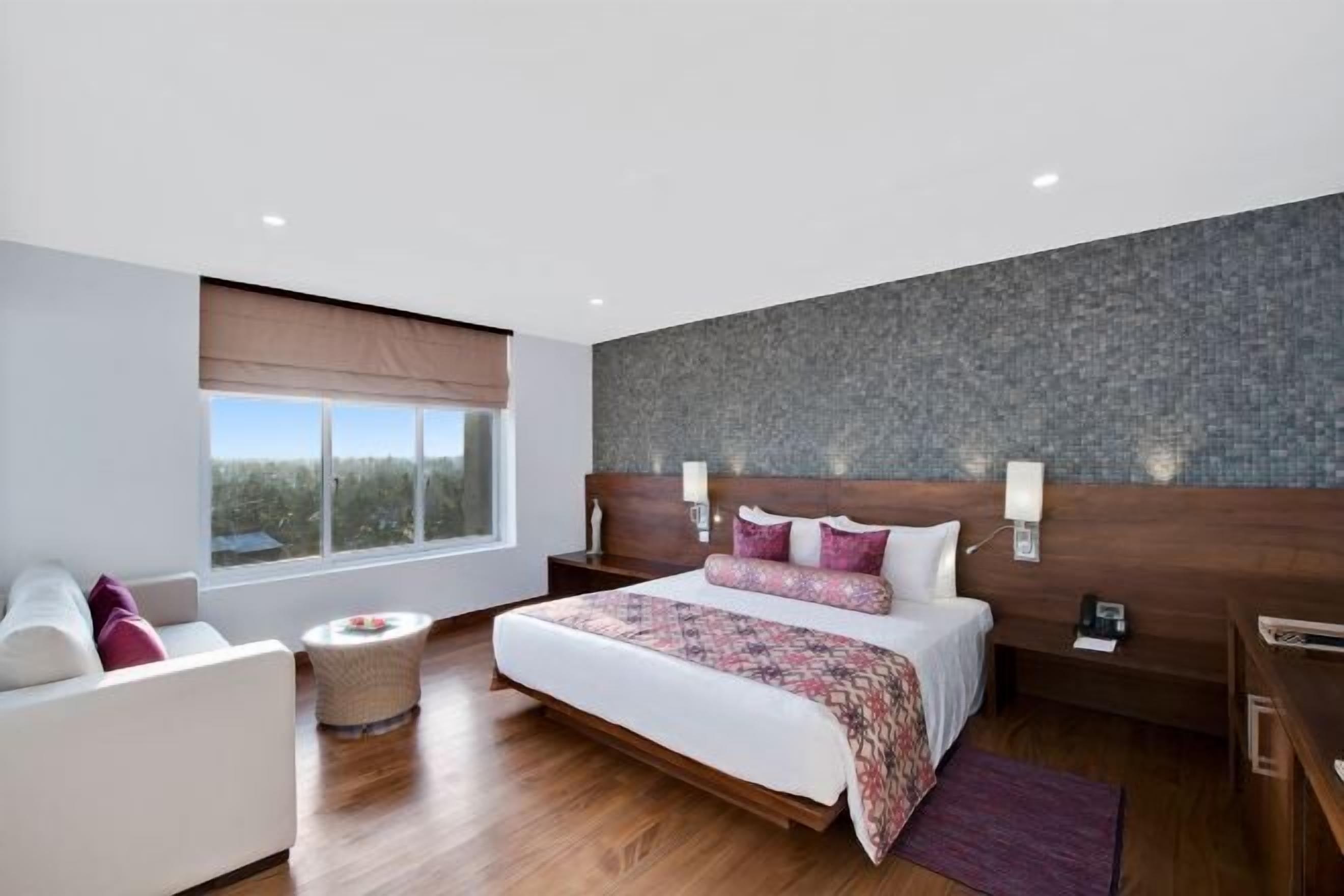 Nệm có lớp đệm bông, minibar, két bảo mật tại phòng 