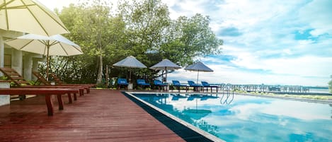 Piscine extérieure, parasols de plage, chaises longues