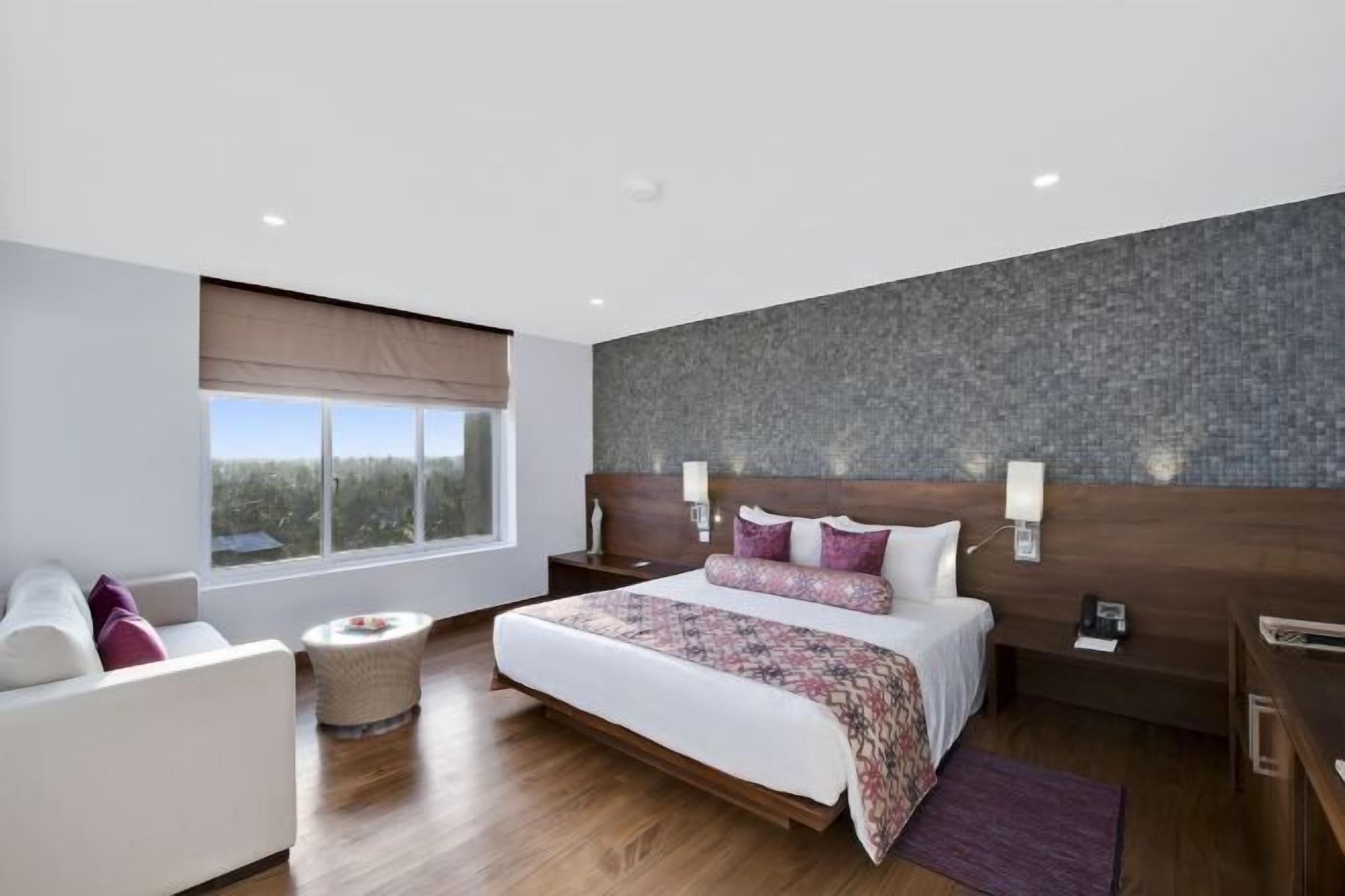 N  ệm có lớp đệm bông, minibar, két bảo mật tại phòng 