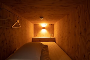 Hypo-allergenic bedding, iron/ironing board, free WiFi, bed sheets - Akicafe Inn Guesthouse (Hiroshima)