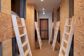 Gemeinsamer Schlafsaal, Nur Frauen