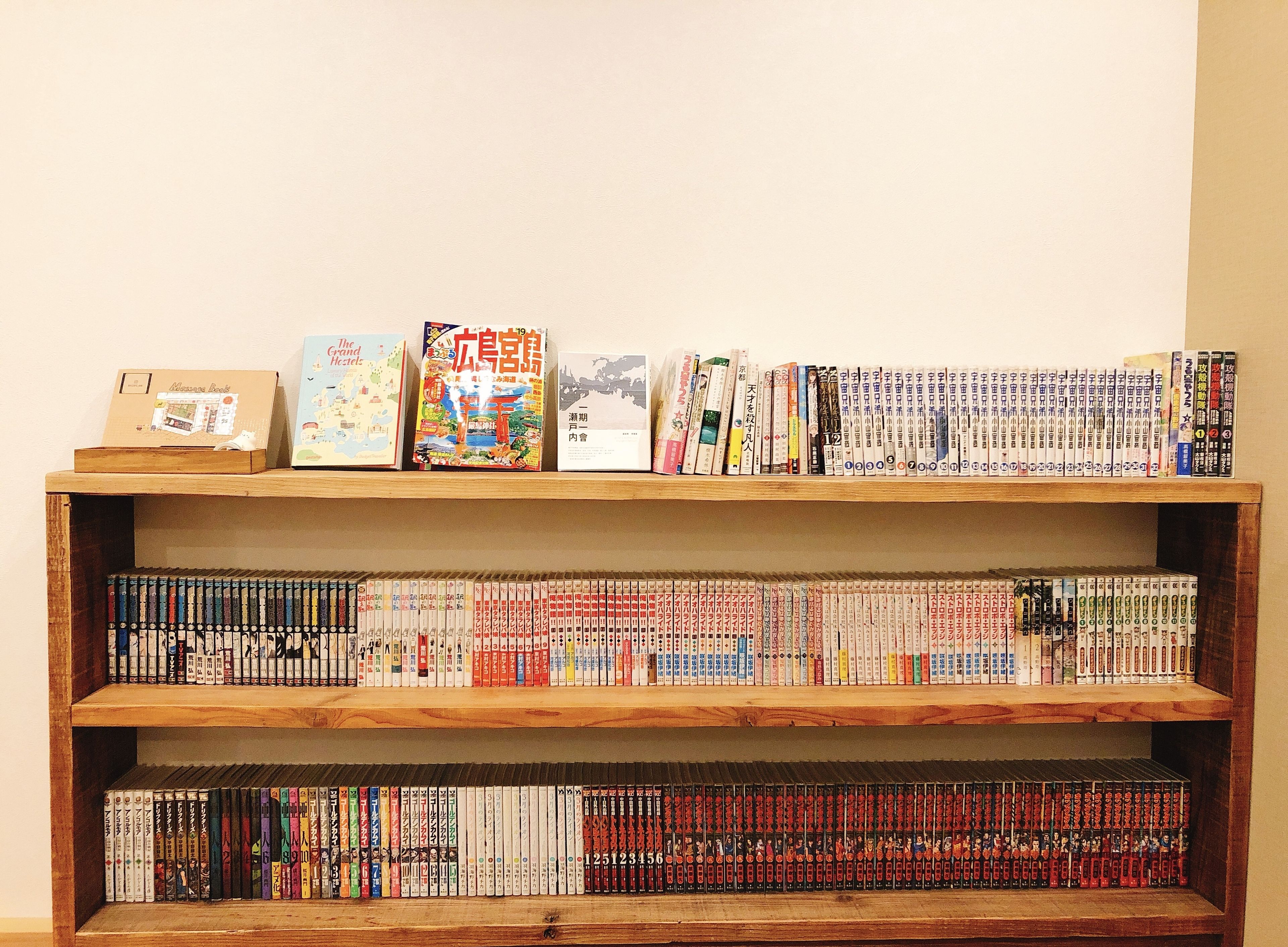 Une bibliothèque contenant une variété de livres, dont certains avec des personnages étrangers.
