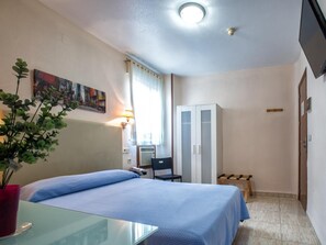 Una cassaforte in camera, una scrivania, ferro/asse da stiro