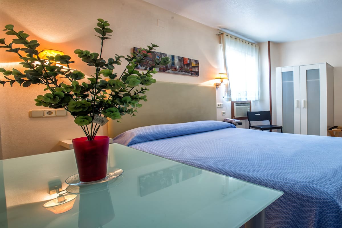 Standard Room, 1 Twin Bed | In-room safe, desk, iron/ironing board, free WiFi