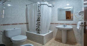 Hair dryer, bidet, towels - Hotel Legazpi (Murcia)