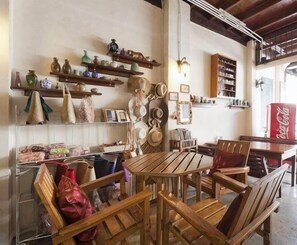 Lobby sitting area - Gotum Hostel & Restaurant (Phuket)