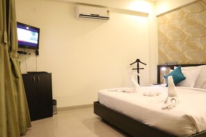 Elegance Room S Apt | Minibar, in-room safe, individually furnished, desk - Pallavi áVIDA (Panvel)