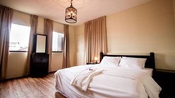 Desk, soundproofing, iron/ironing board, free WiFi