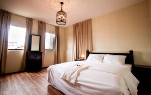 Deluxe Suite, 1 King Bed, Hill View | Desk, soundproofing, iron/ironing board, free WiFi - 8 Boutique By The Sea (George Town)